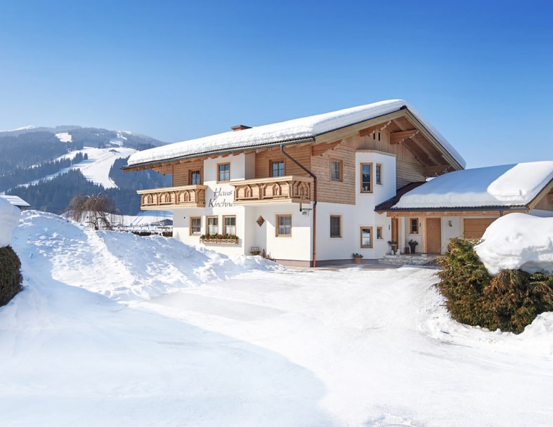 Haus Kirchner im Winter, im Hintergrund das Skigebiet Flachau