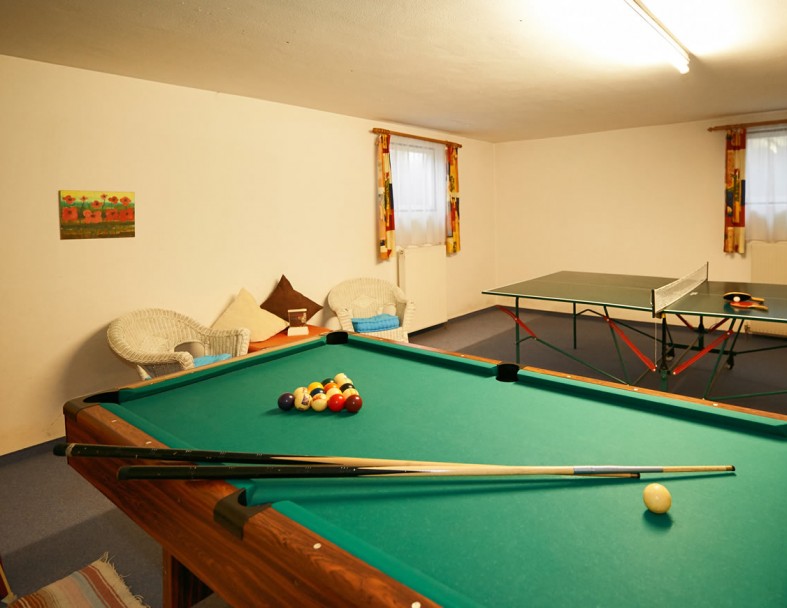 Spielzimmer mit Billard und Tischtennis