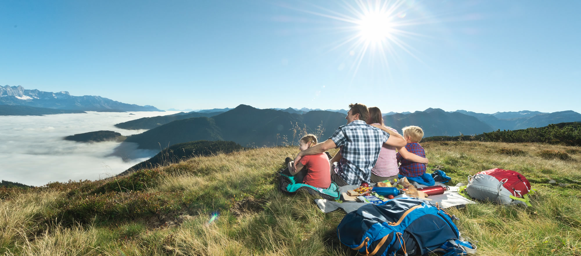 Familie beim Wandern © Flachau Tourismus